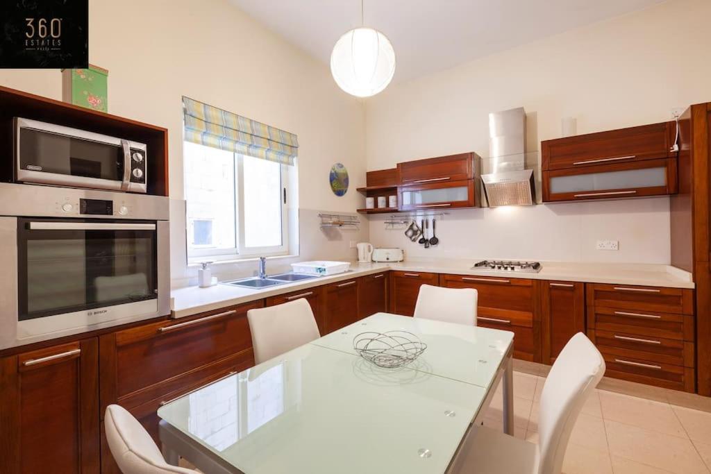 Beautiful, Typical Maltese 4Br Home With Roof Top By 360 Estates Sliema Zewnętrze zdjęcie