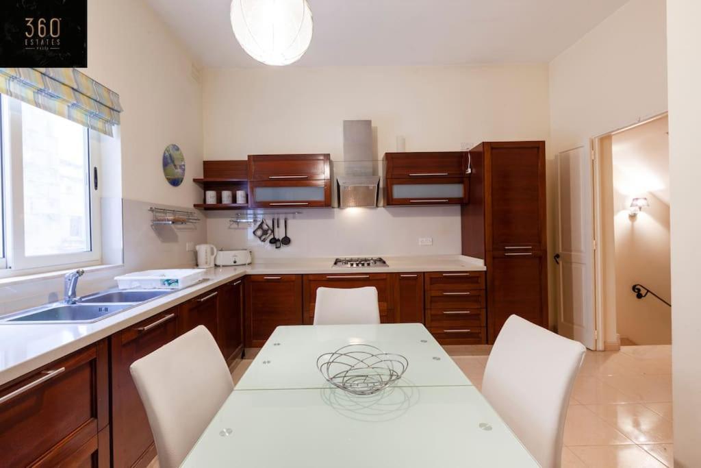 Beautiful, Typical Maltese 4Br Home With Roof Top By 360 Estates Sliema Zewnętrze zdjęcie